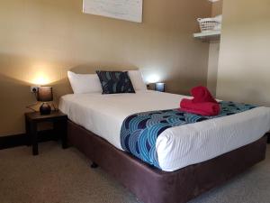 Кровать или кровати в номере Beagle Hotel