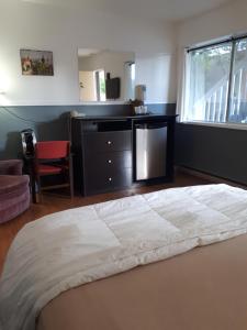 Letto o letti in una camera di Falcon Nest Motel