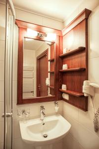 a bathroom with a sink and a mirror at Hotel Batory in Tłuszcz