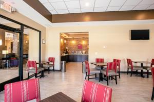 A restaurant or other place to eat at Comfort Suites Fishkill near Interstate 84