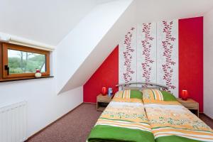 a bedroom with a bed and a red wall at Landhaus Vilmblick in Putbus