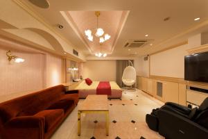 露娜酒店池田店（仅限成人）的休息区