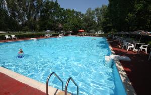 una gran piscina con una persona en el agua en Viking Hotel, en Gárdony