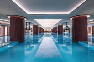 une image d'une piscine dans un bâtiment dans l'établissement Ascott Riverside Garden Beijing, à Pékin