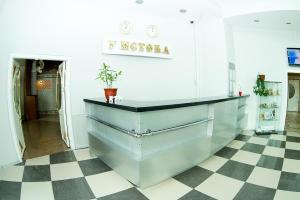 cocina con encimera y suelo a cuadros en U Istoka Hotel, en Irkutsk