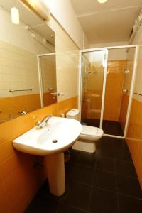 bagno con lavandino, doccia e servizi igienici di Hotel See Kandy a Kandy