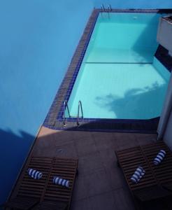 una piscina in cima a un edificio di Hotel See Kandy a Kandy