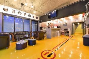 een kamer met een bowlingbaan met stoelen en een tafel bij 248 STREET HOSTEL in Chiang Mai