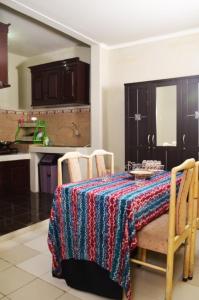 una cocina con una mesa con una manta. en Cihampelas Homestay, en Bandung