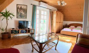 Postel nebo postele na pokoji v ubytování Napostó Pihenőház - Sunnylake Suites