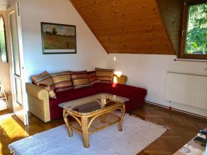 Posezení v ubytování Napostó Pihenőház - Sunnylake Suites