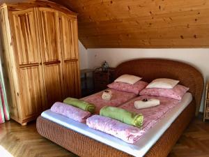 Postel nebo postele na pokoji v ubytování Napostó Pihenőház - Sunnylake Suites