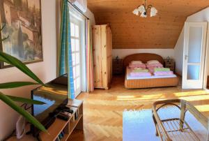 Postel nebo postele na pokoji v ubytování Napostó Pihenőház - Sunnylake Suites