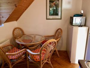 TV a/nebo společenská místnost v ubytování Napostó Pihenőház - Sunnylake Suites