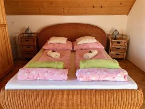 Postel nebo postele na pokoji v ubytování Napostó Pihenőház - Sunnylake Suites