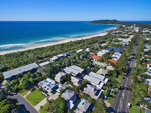 een luchtzicht op een strand met huizen en de oceaan bij Gosamara Apartments in Byron Bay