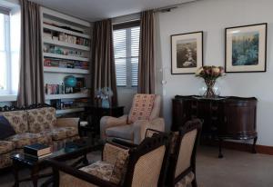 sala de estar con sofá, mesa y sillas en Nieuwerust, en Prince Albert