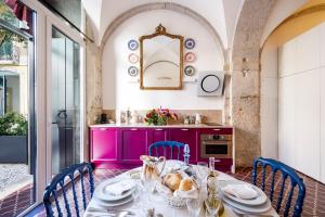 une salle à manger avec une table et des placards violets dans l'établissement Residentas Apostolos, à Lisbonne