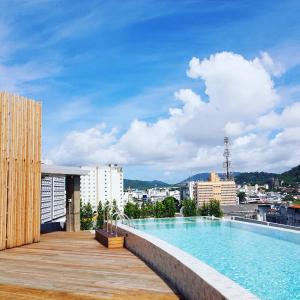 uma piscina no telhado de um edifício em EcoLoft Hotel - SHA Plus em Cidade Phuket