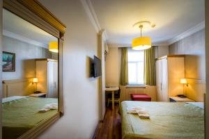 Tempat tidur dalam kamar di Gul Hotel