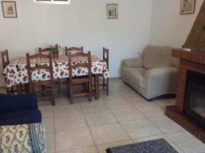 エル・ボスケにあるCasa Vicente el Bosqueのリビングルーム(テーブル、椅子、ソファ付)