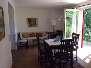 comedor y sala de estar con mesa y sillas en Ferienwohnung Cipolla, en Oberkirch