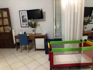A television and/or entertainment centre at B&B Primerano SP73