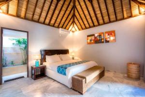 
A bed or beds in a room at Gili Villas
