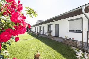 A garden outside Weingut & Gästehaus Markus Tschida