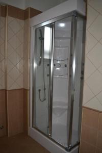 y baño con ducha y puerta de cristal. en La Villa dei Gourmets - Struttura Sanificata, en Foggia