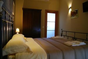 BolognettaにあるOleaster - Bolognettaのベッドルーム1室(大型ベッド1台、タオル付)