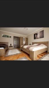 Ένα ή περισσότερα κρεβάτια σε δωμάτιο στο Juhar Wellness vendégház