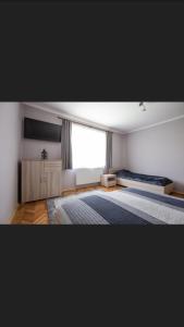 Łóżko lub łóżka w pokoju w obiekcie Juhar Wellness vendégház