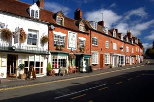 una fila de edificios de ladrillo en una calle en Kenilworth Cosy Castle View Apartment, en Kenilworth