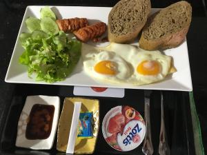un plato de desayuno con huevos y pan en F & F Hotel en Hai Phong