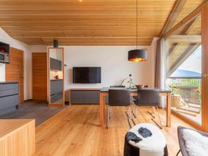 eine Küche und ein Wohnzimmer mit einem Tisch und Stühlen in der Unterkunft Kronplatz CHALET WALCHHORN Brunico Dolomites in Bruneck