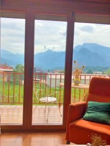 una sala de estar con puertas correderas de cristal y vistas a las montañas. en Can Lladoner en Sant Llorenc de Morunys