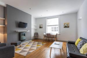 a living room with a couch and a fireplace at Spacious Central Chic Apartment - Simply Check In in Winchester