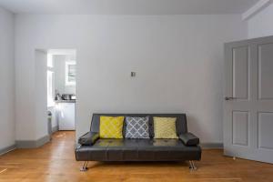Galería fotográfica de Spacious Central Chic Apartment - Simplycheckin en Winchester 21 fotos más