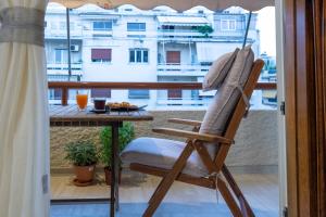 una silla sentada en un balcón con una mesa en Piraeus Port Marouso, en Pireo