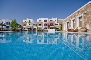 Bazén v ubytování Naxos Resort Beach Hotel nebo v jeho okolí