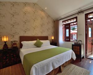 Postel nebo postele na pokoji v ubytování Jingshan Garden Hotel