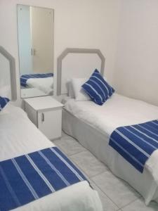 1 Schlafzimmer mit 2 Betten und einem Spiegel in der Unterkunft Margate Boulevard 302 in Margate