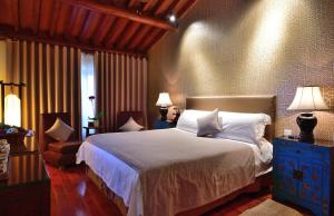 Postel nebo postele na pokoji v ubytování Jingshan Garden Hotel