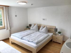 een slaapkamer met een bed en een wastafel bij Gasthaus Moosegg in Lochau