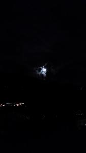 uma lua no céu à noite em La Casa Del Grillo 1 em Aosta