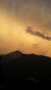 un coucher de soleil sur une chaîne de montagnes avec le ciel dans l'établissement La Casa Del Grillo 1, à Aoste