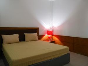 Paradise Hotel โรงแรมพาราไดซ์ท่าม่วง客房内的一张或多张床位