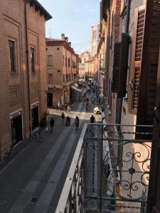 d'un balcon offrant une vue sur une rue de la ville. dans l'établissement Moderno affaccio su via Mazzini, à Ferrare