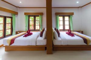 ランタ島にあるSleep In Lanta Resortの窓のある部屋にベッドが2つある +37枚の写真